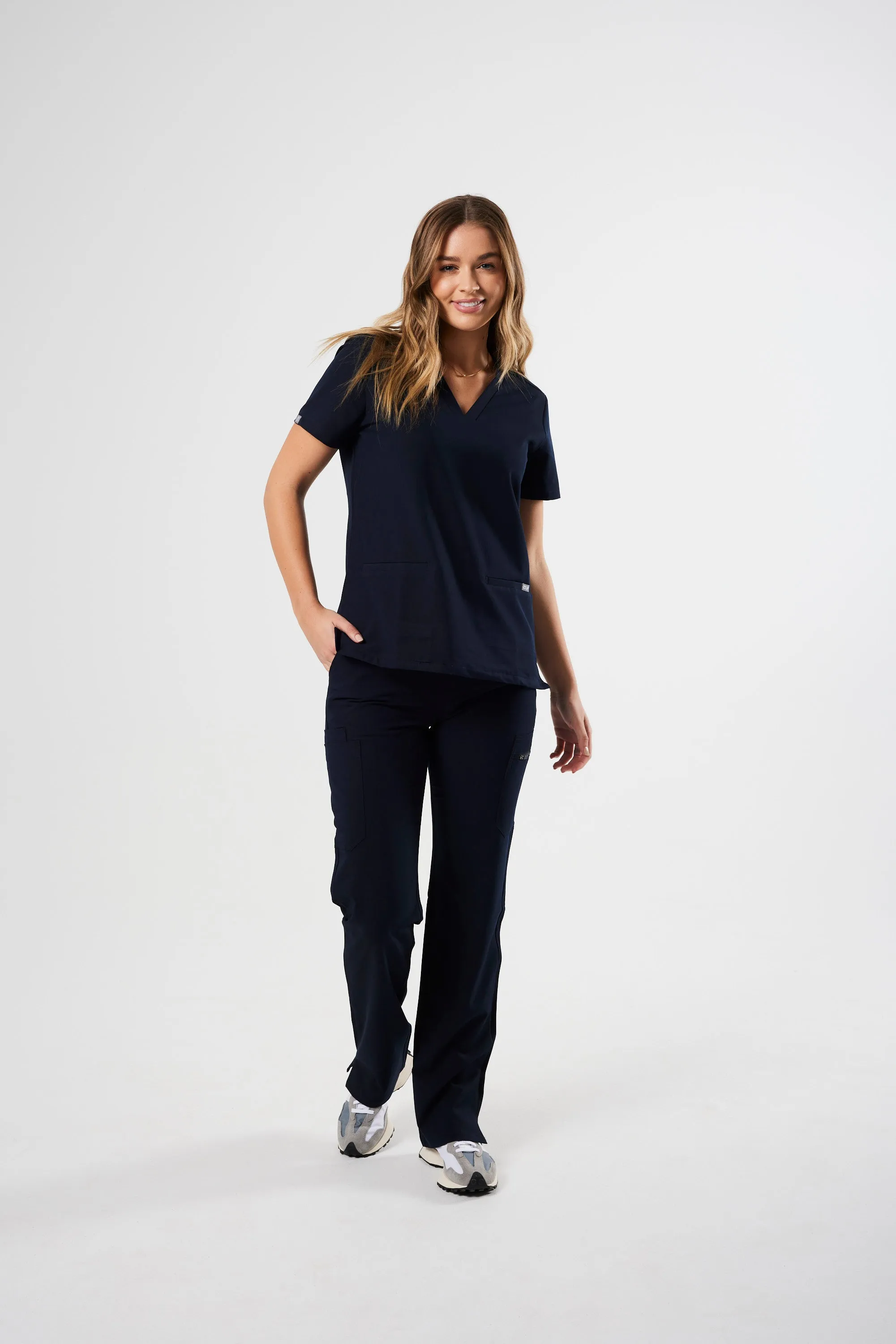 CLASSIC TWO-POCKET WOMEN'S SCRUB TOP (NAVY)
