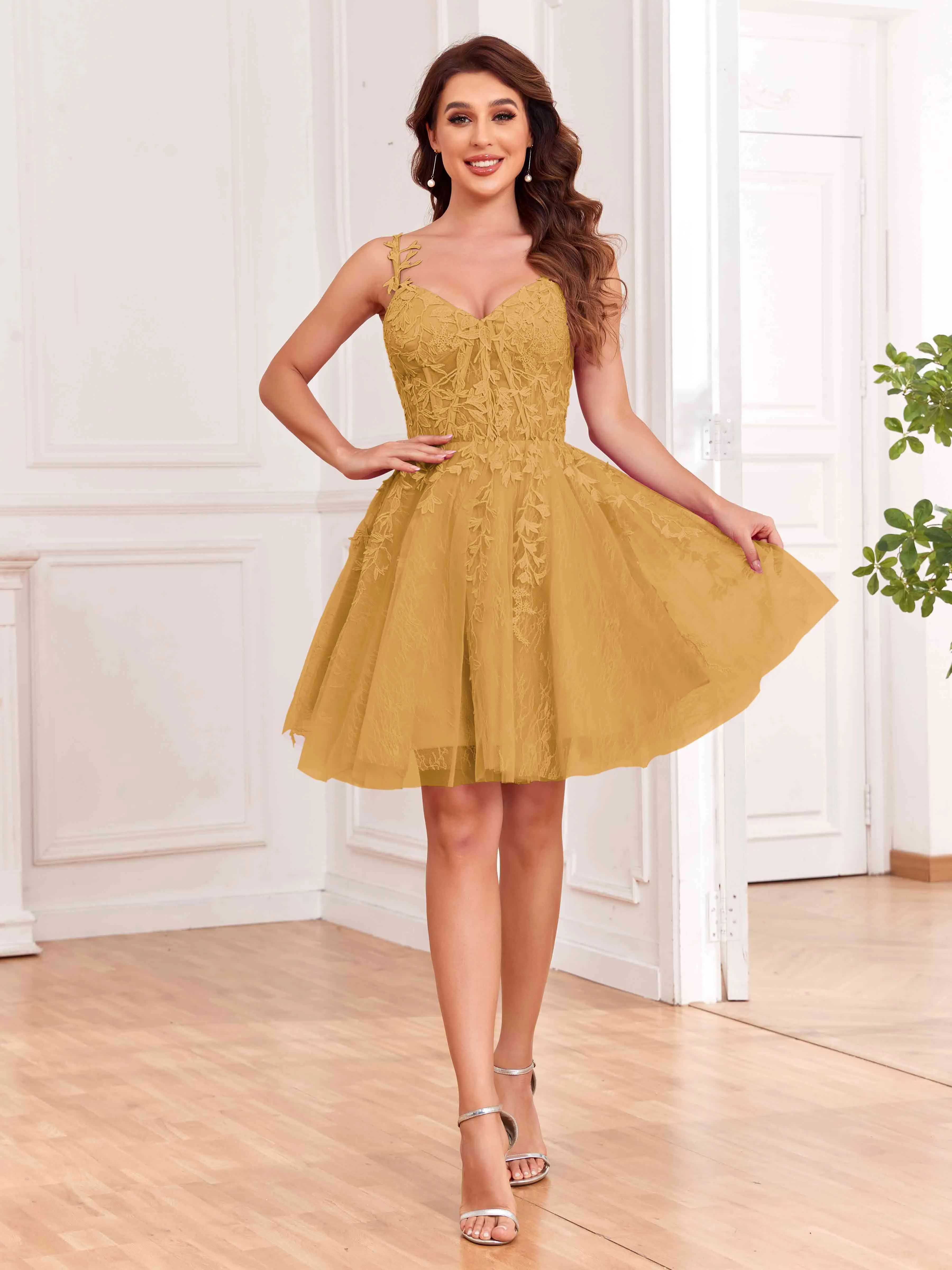 Iris Chic Lace Applique Short Tulle Homecoming Dresses